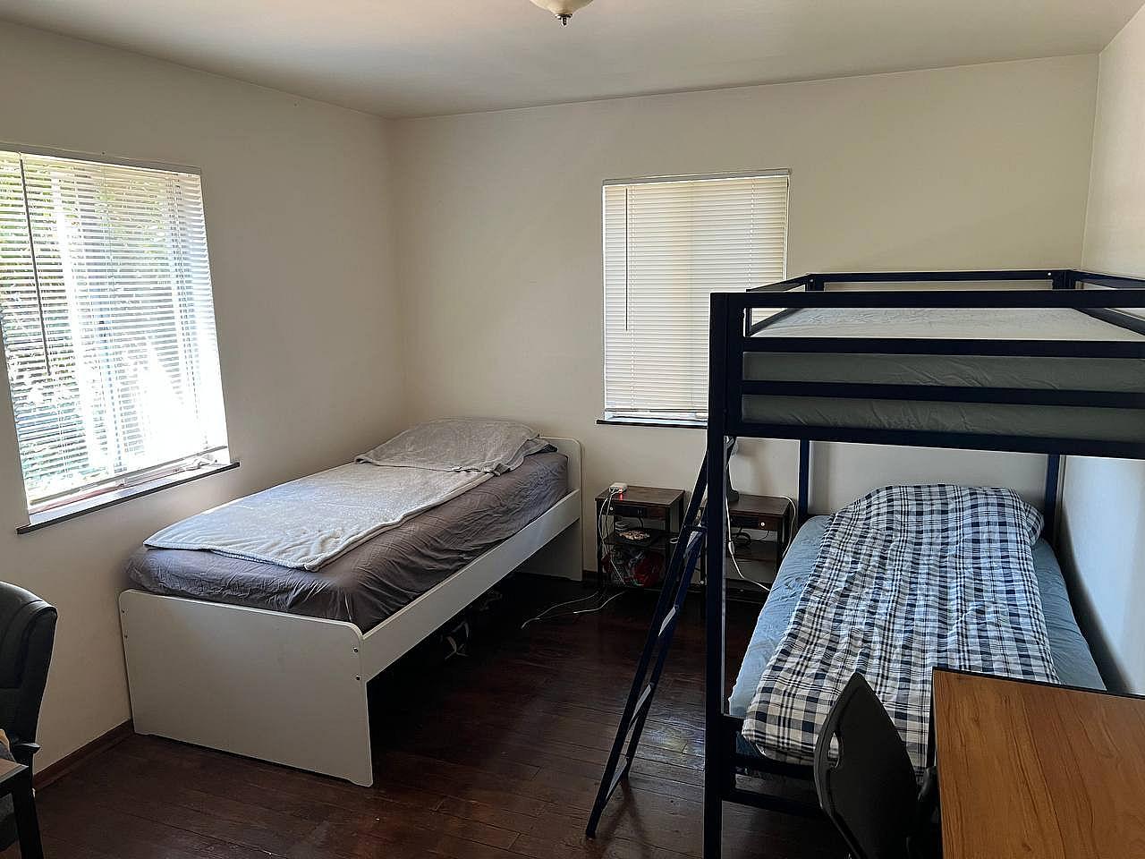  Bed In A 3-Bed Mixed Gender Room  -  Traditional Stylish House w/ Workspaces + Outdoor Space + Meeting room  - Gallery -  17