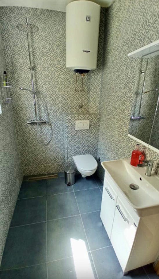  Bed In A 4-Bed Mixed Gender Room  -  Stunning Country House w/ Workspace + Terrace  - Gallery -  3