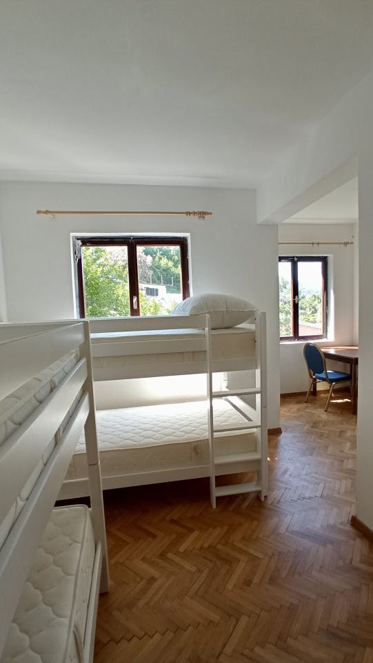  Bed In A 4-Bed Mixed Gender Room  -  Stunning Country House w/ Workspace + Terrace  - Gallery -  12