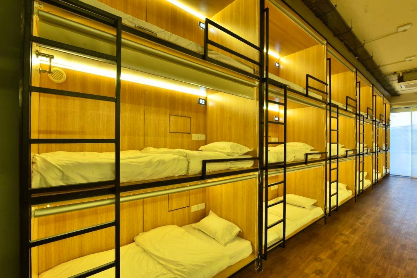  Premium Bunks-Middle  -  Bright Vibrant House w/ Outdoor Spaces  - Gallery -  6
