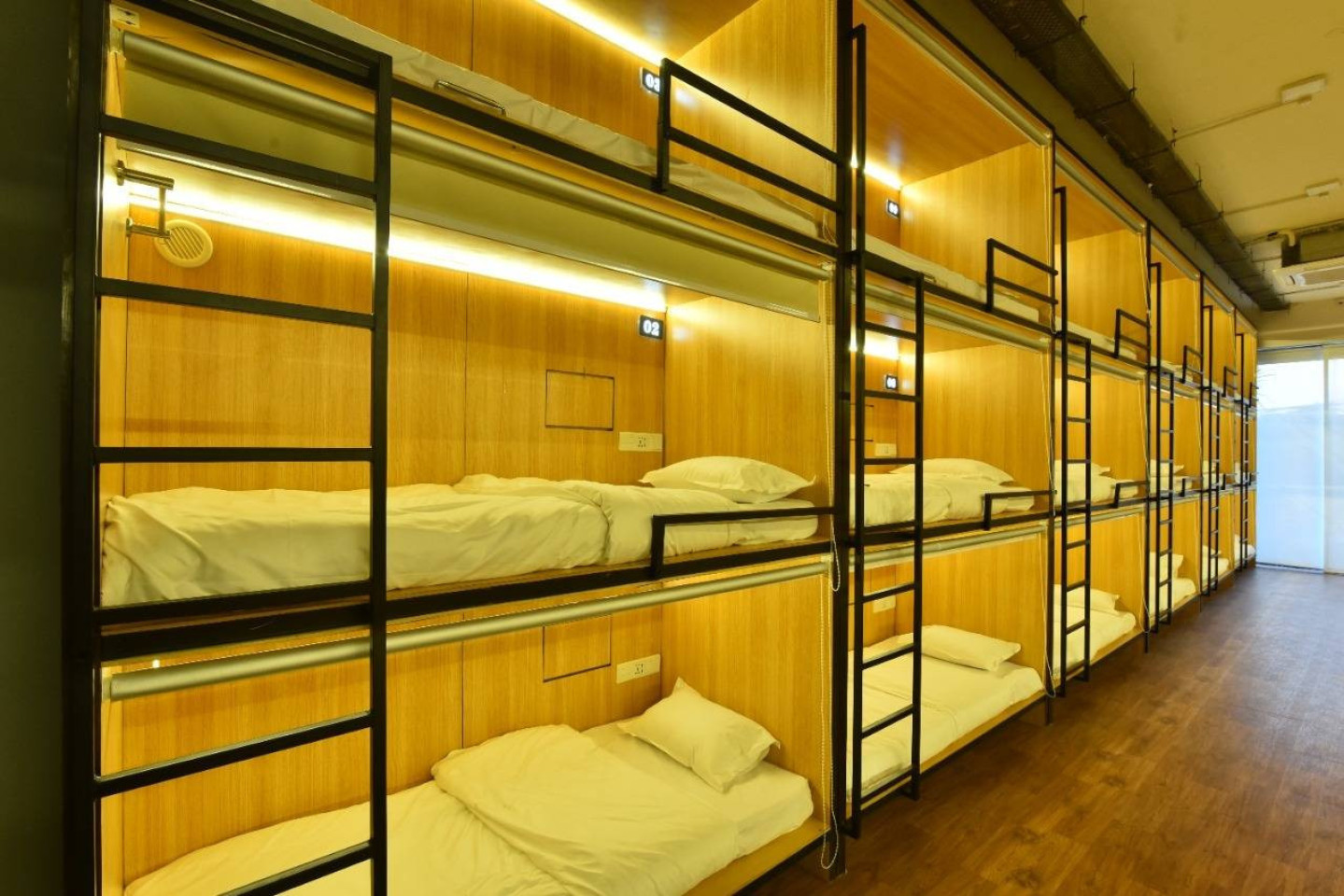  Premium Bunks Women-Middle  -  Bright Vibrant House w/ Outdoor Spaces  - Gallery -  11