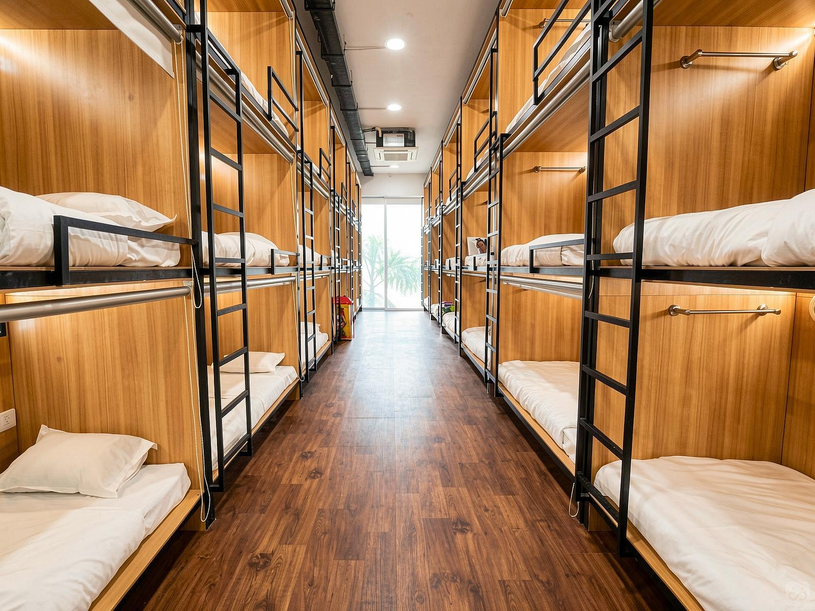  Premium Bunks Women-Middle  -  Bright Vibrant House w/ Outdoor Spaces  - Gallery -  23