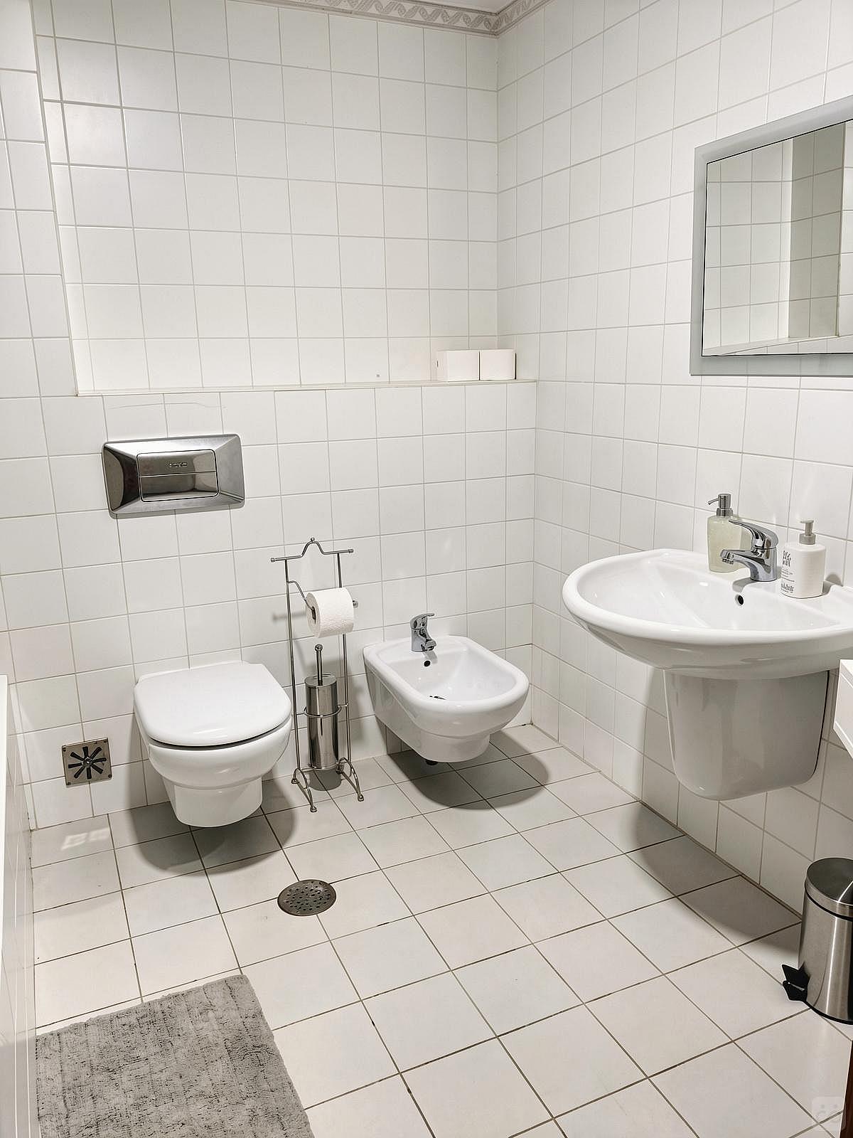 Private Room With Private Out-Suite Bathroom - 6