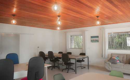 Comfortable Vibrant House w/ Coworking + Outdoor Areas + River deck