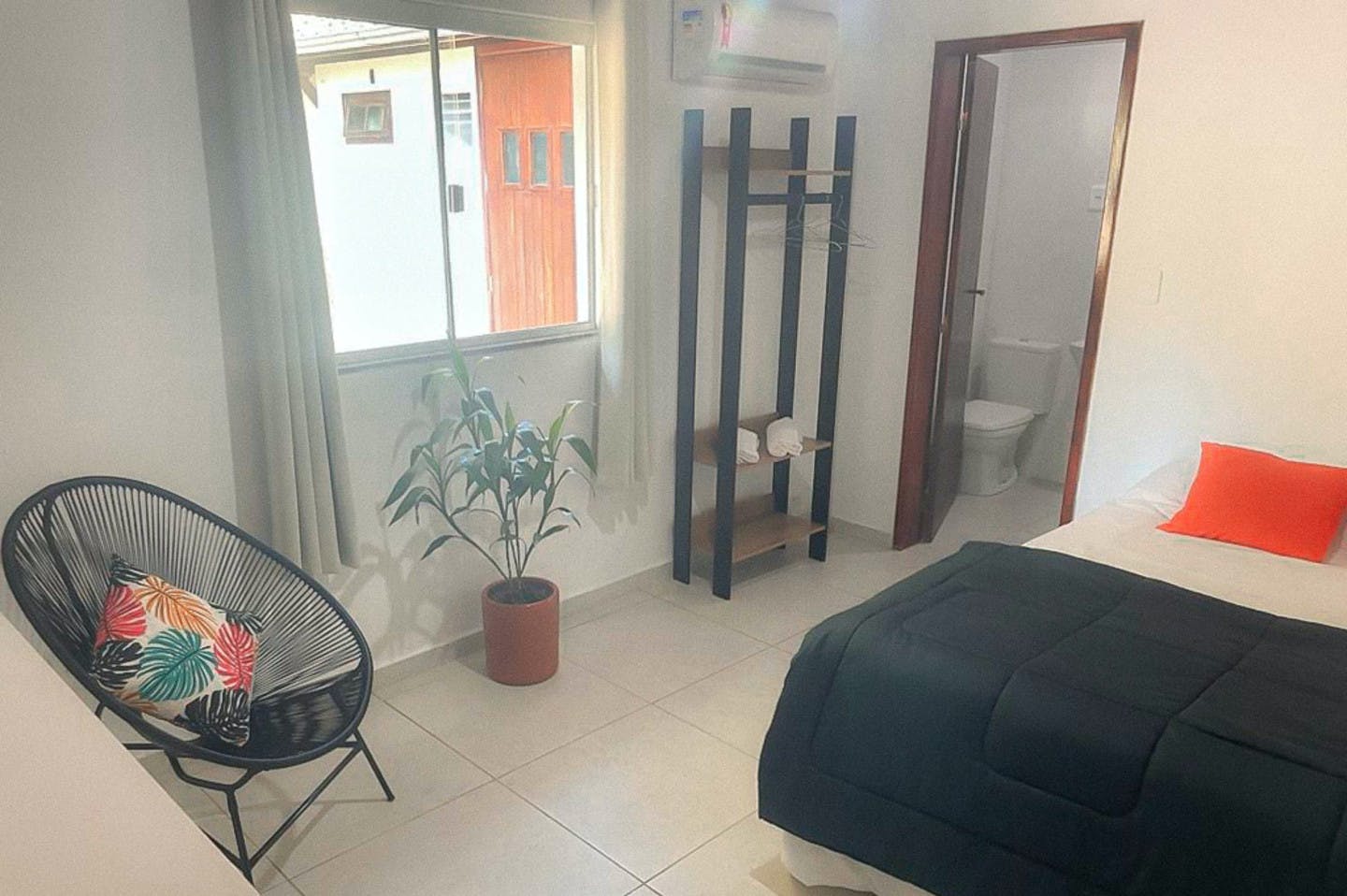  Private Ensuite  -  Comfortable Vibrant House w/ Coworking + Outdoor Areas + River deck  - Gallery -  2