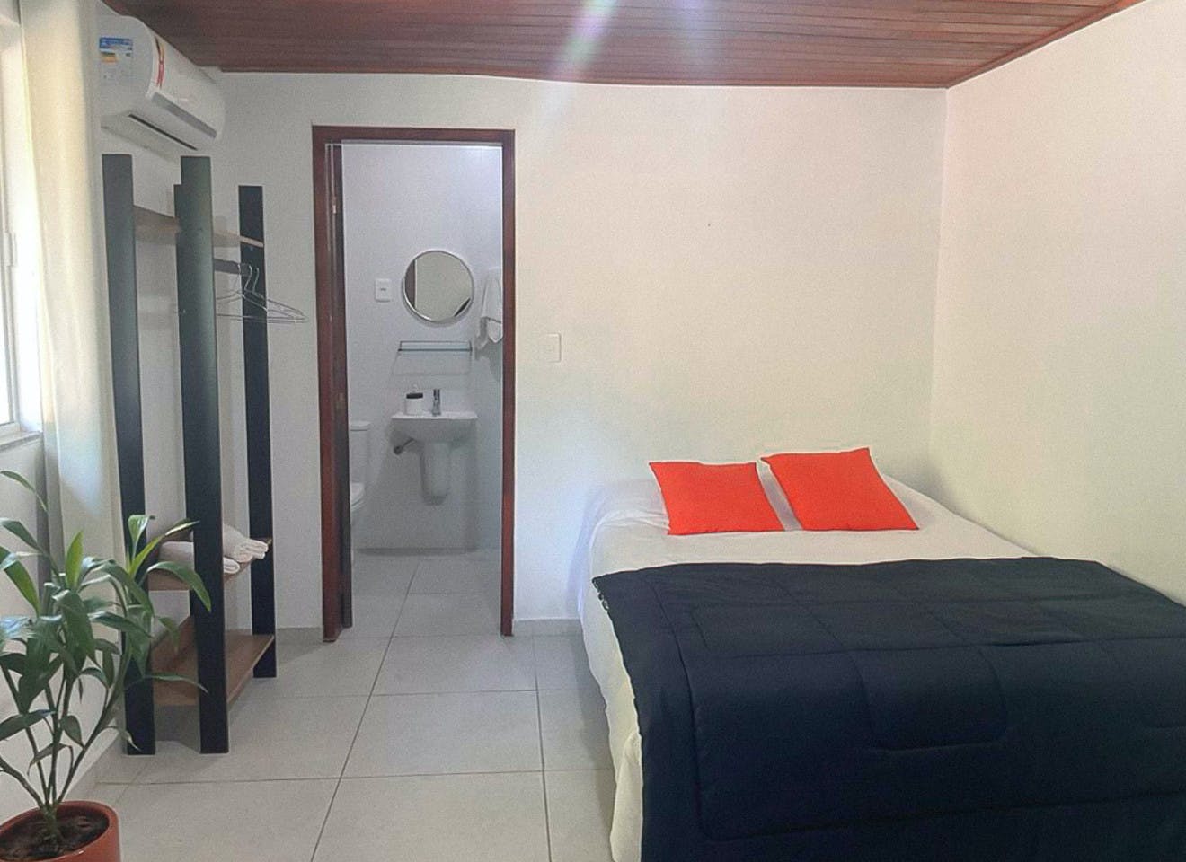  Private Ensuite  -  Comfortable Vibrant House w/ Coworking + Outdoor Areas + River deck  - Gallery -  4