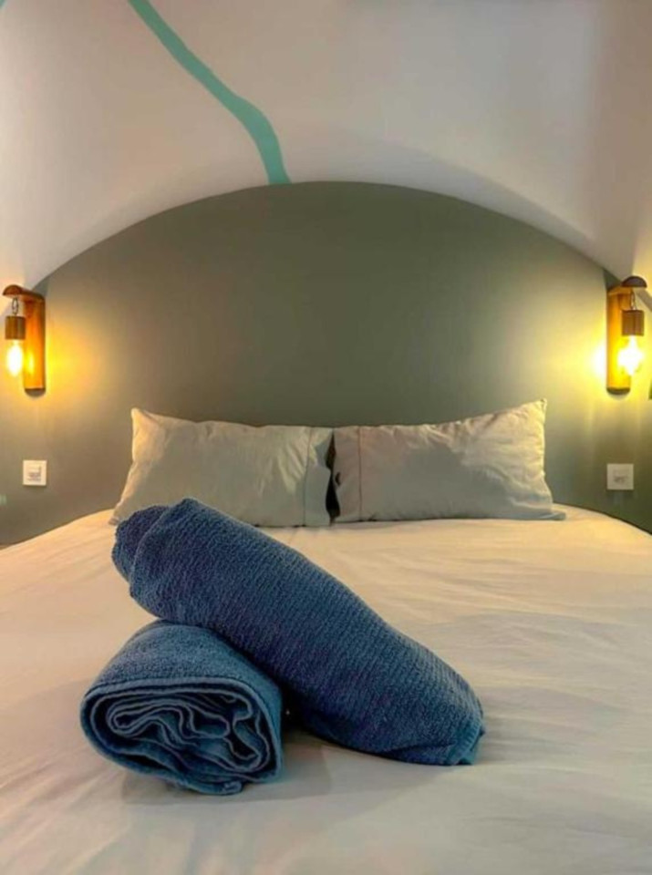  Private Ensuite Queen Bed  -  Comfortable Vibrant House w/ Coworking + Outdoor Areas + River deck  - Gallery -  17