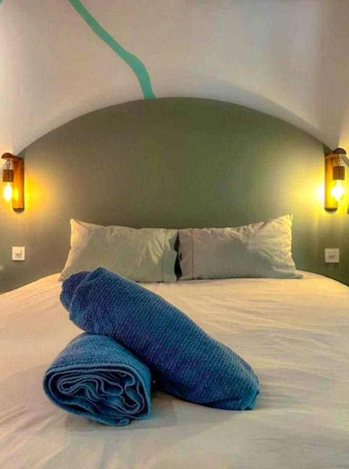  Private Ensuite Queen Bed  -  Comfortable Vibrant House w/ Coworking + Outdoor Areas + River deck  - Gallery -  11