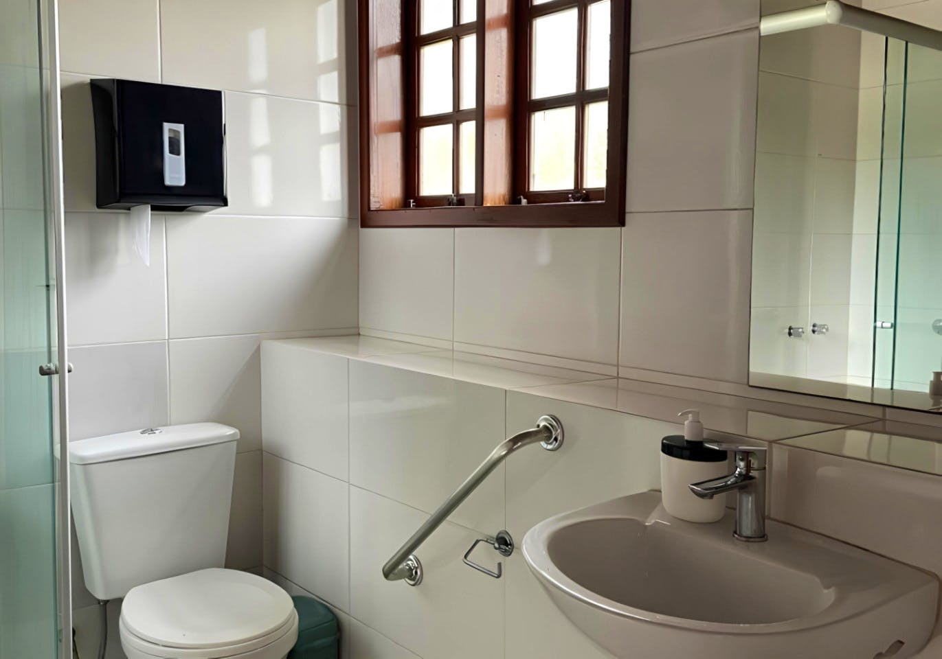  Private Ensuite With River View  -  Comfortable Vibrant House w/ Coworking + Outdoor Areas + River deck  - Gallery -  3