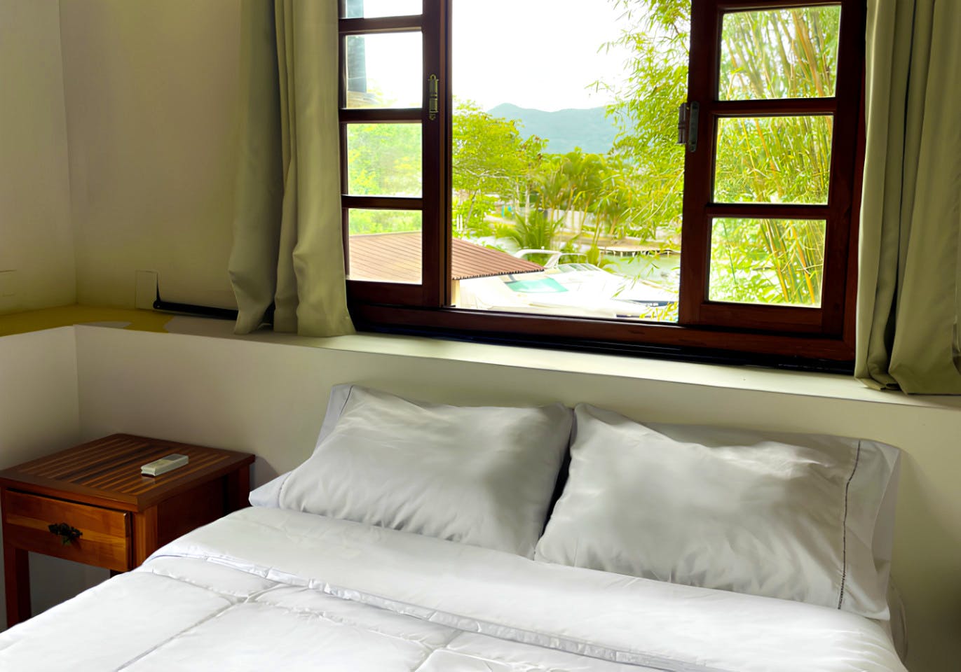  Private Ensuite With River View  -  Comfortable Vibrant House w/ Coworking + Outdoor Areas + River deck  - Gallery -  2