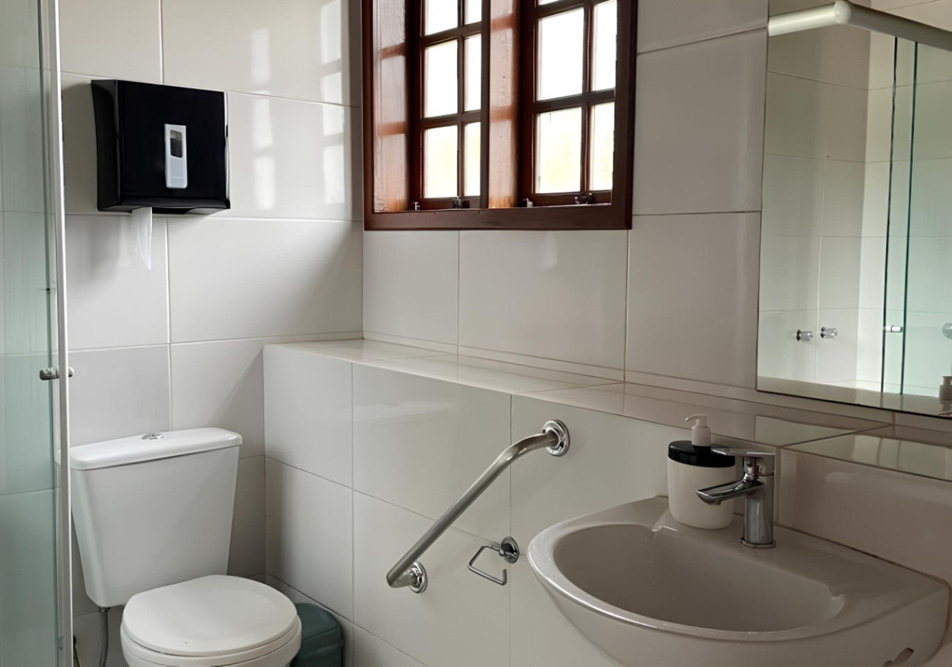  Private Ensuite With River View  -  Comfortable Vibrant House w/ Coworking + Outdoor Areas + River deck  - Gallery -  6