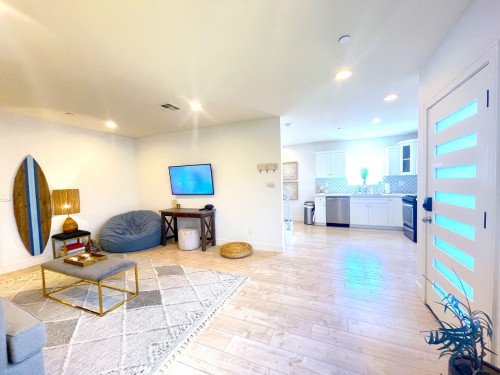 Elegant Stunning Townhouse w/ Kitchen + Outdoor Space  - Gallery -  4