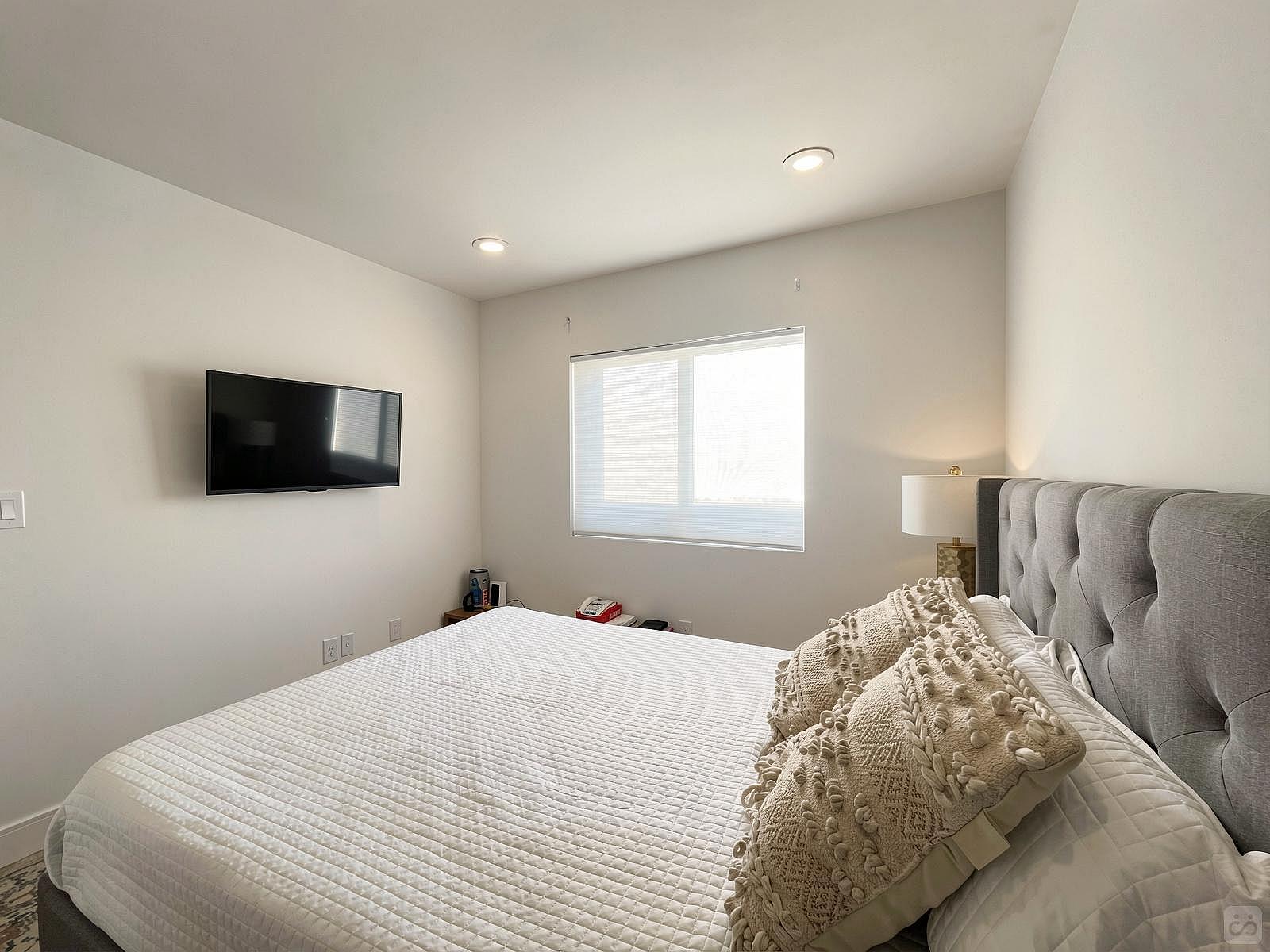  Private Room  -  Elegant Stunning Townhouse w/ Kitchen + Outdoor Space  - Gallery -  29