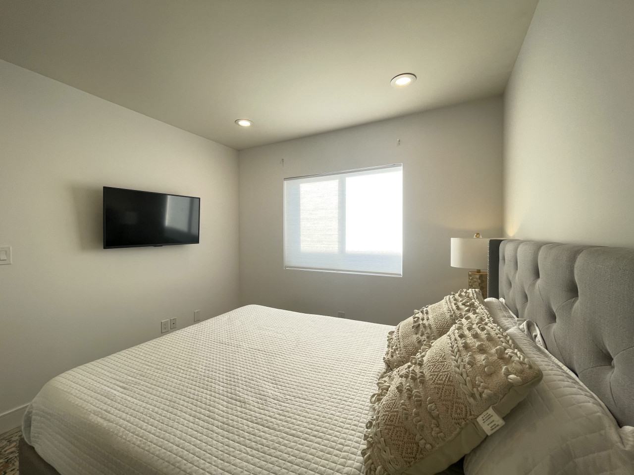  Private Room  -  Elegant Stunning Townhouse w/ Kitchen + Outdoor Space  - Gallery -  74