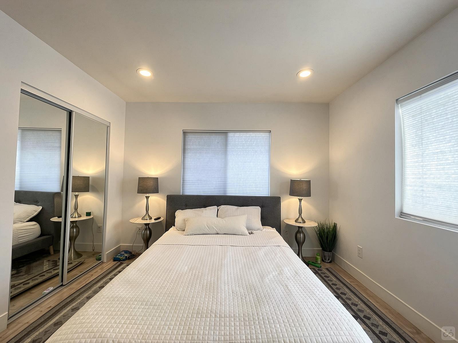  Private Room  -  Elegant Stunning Townhouse w/ Kitchen + Outdoor Space  - Gallery -  32