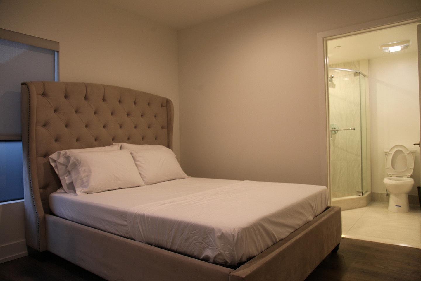  Private Room  -  Elegant Stunning Townhouse w/ Kitchen + Outdoor Space  - Gallery -  21