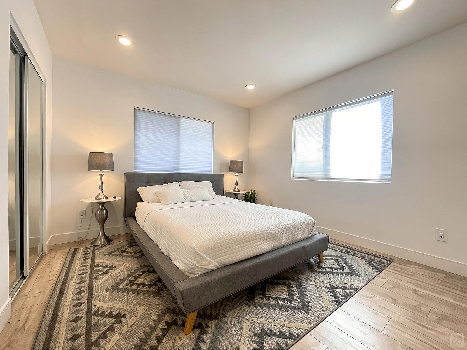 Private Room - Elegant Stunning Townhouse w/ Kitchen + Outdoor Space - Gallery - 4