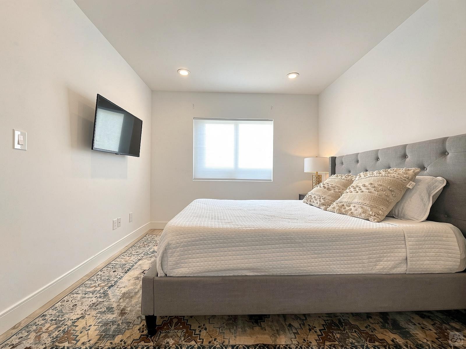 Private Room - Elegant Stunning Townhouse w/ Kitchen + Outdoor Space - Gallery - 31