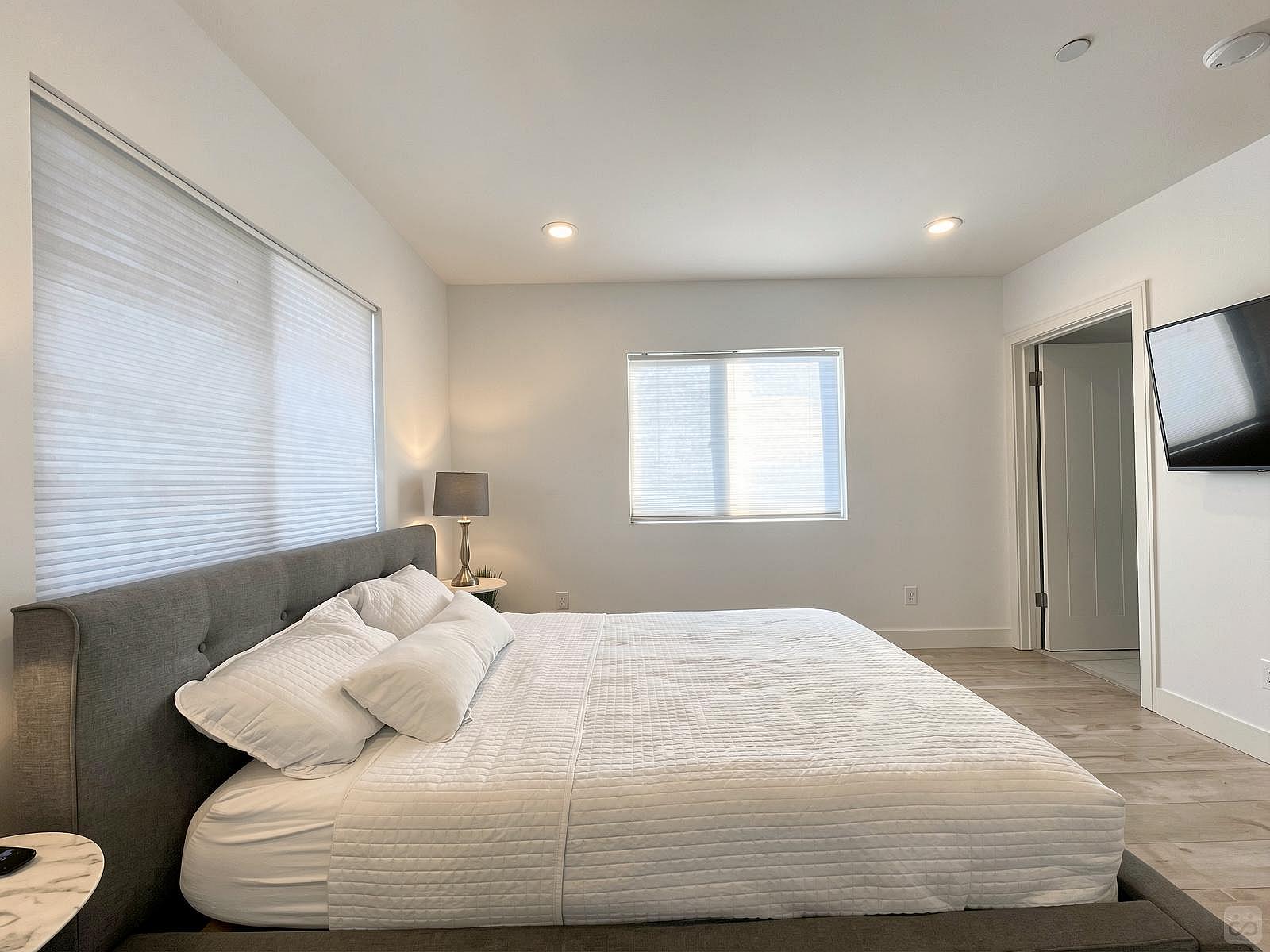 Private Room - Elegant Stunning Townhouse w/ Kitchen + Outdoor Space - Gallery - 2