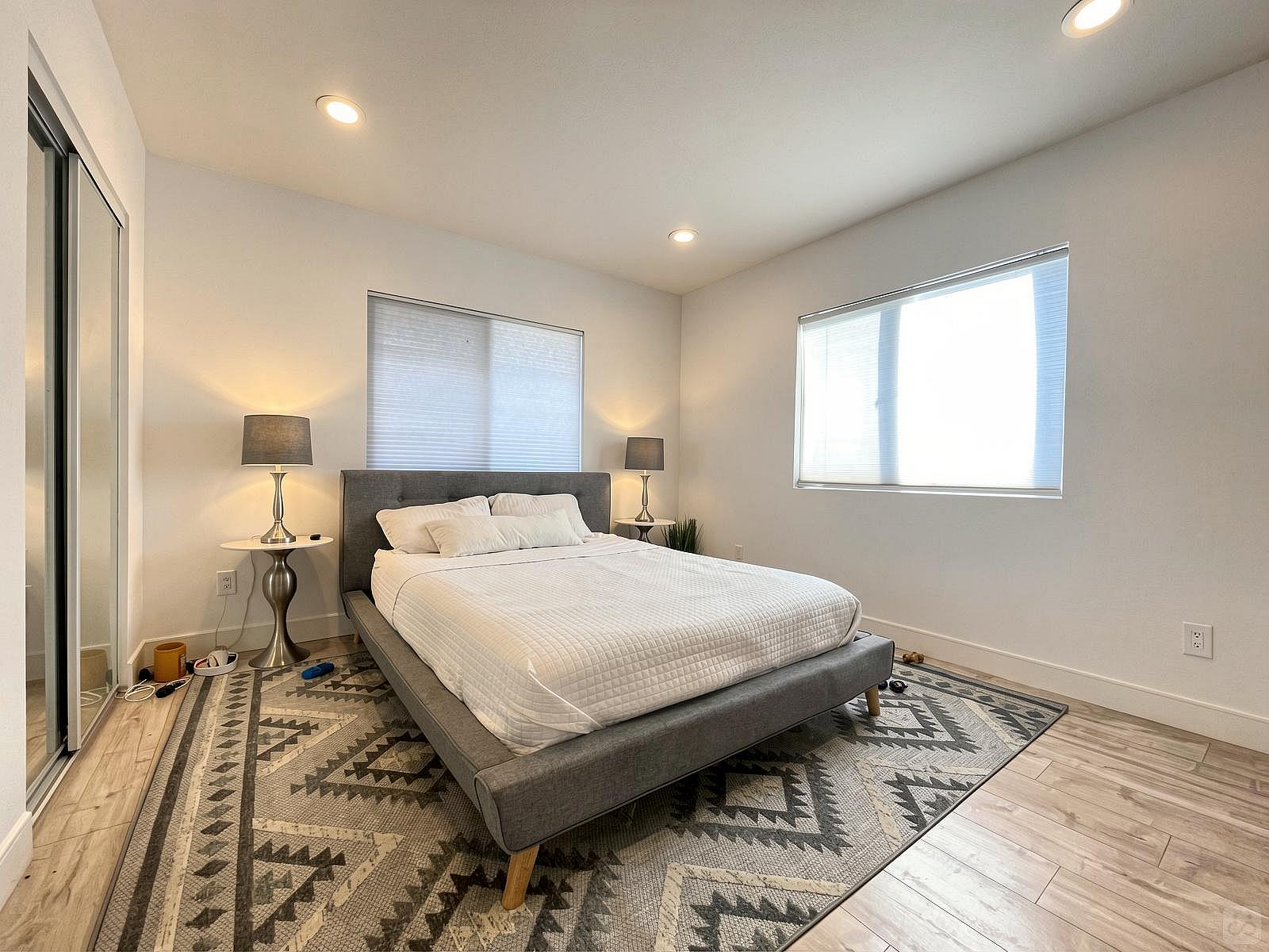  Private Room  -  Elegant Stunning Townhouse w/ Kitchen + Outdoor Space  - Gallery -  14