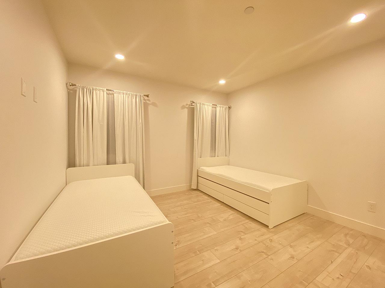  Double Room  -  Elegant Stunning Townhouse w/ Kitchen + Outdoor Space  - Gallery -  7