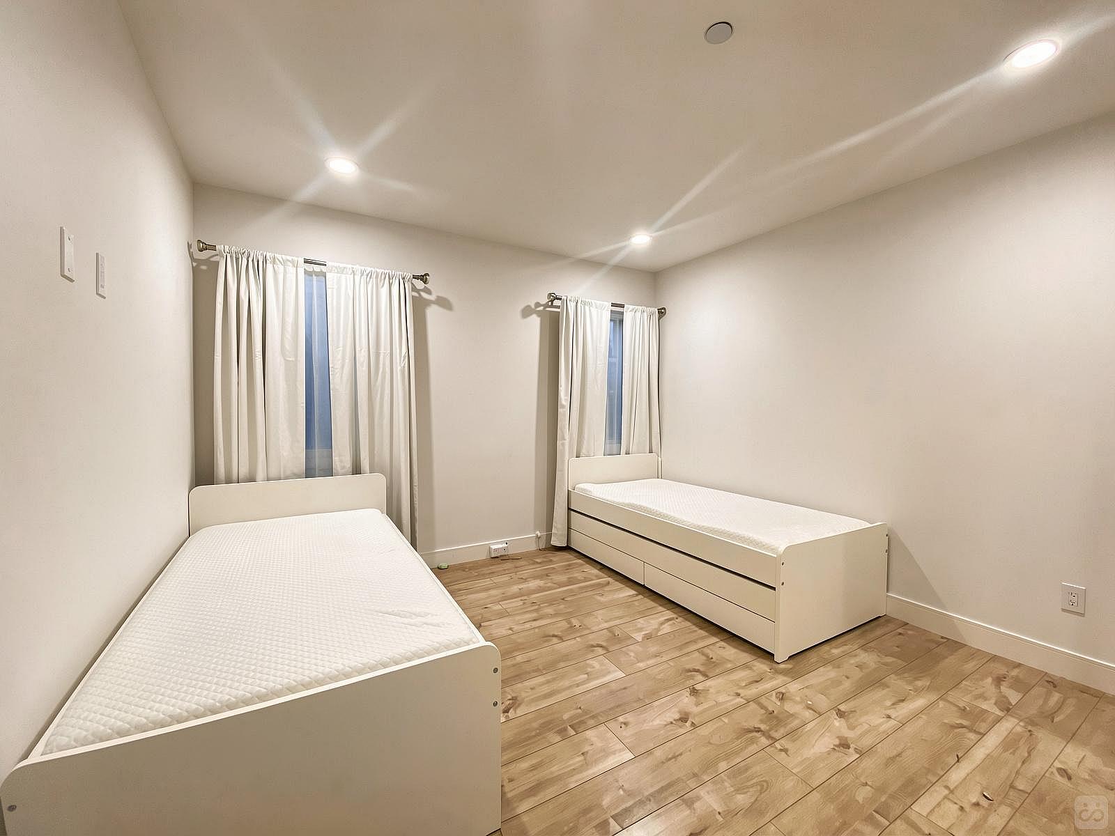  Double Room  -  Elegant Stunning Townhouse w/ Kitchen + Outdoor Space  - Gallery -  4