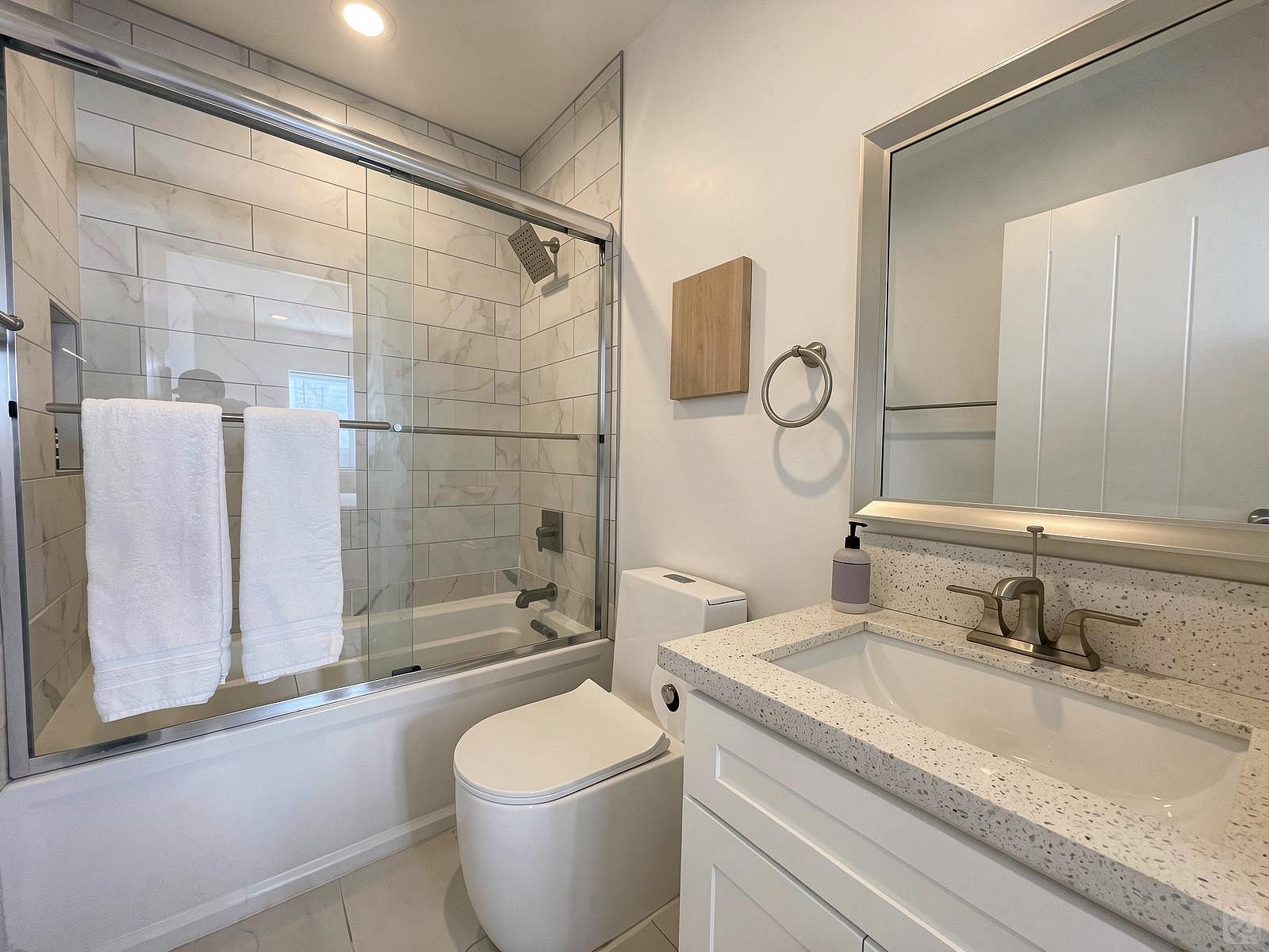  Double Room  -  Elegant Stunning Townhouse w/ Kitchen + Outdoor Space  - Gallery -  3