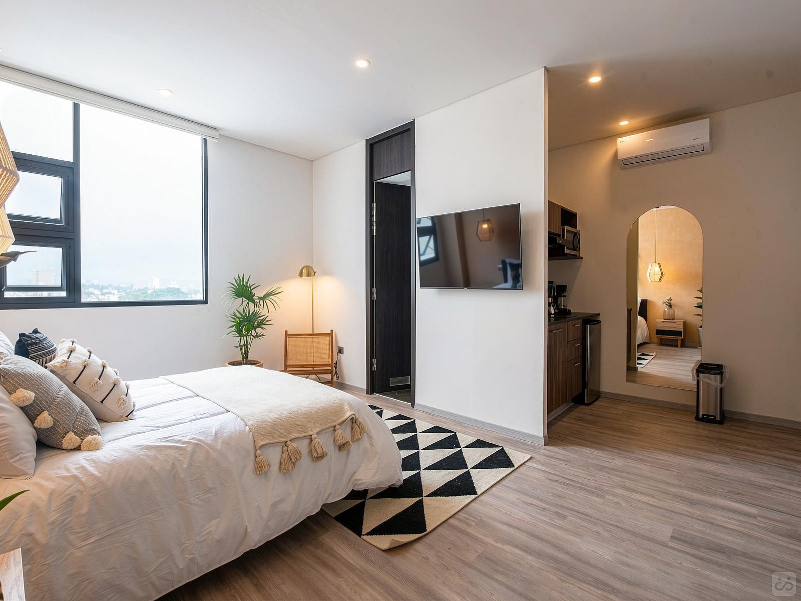 Queen Private Suite W/ Pool + Views T.3 - 7