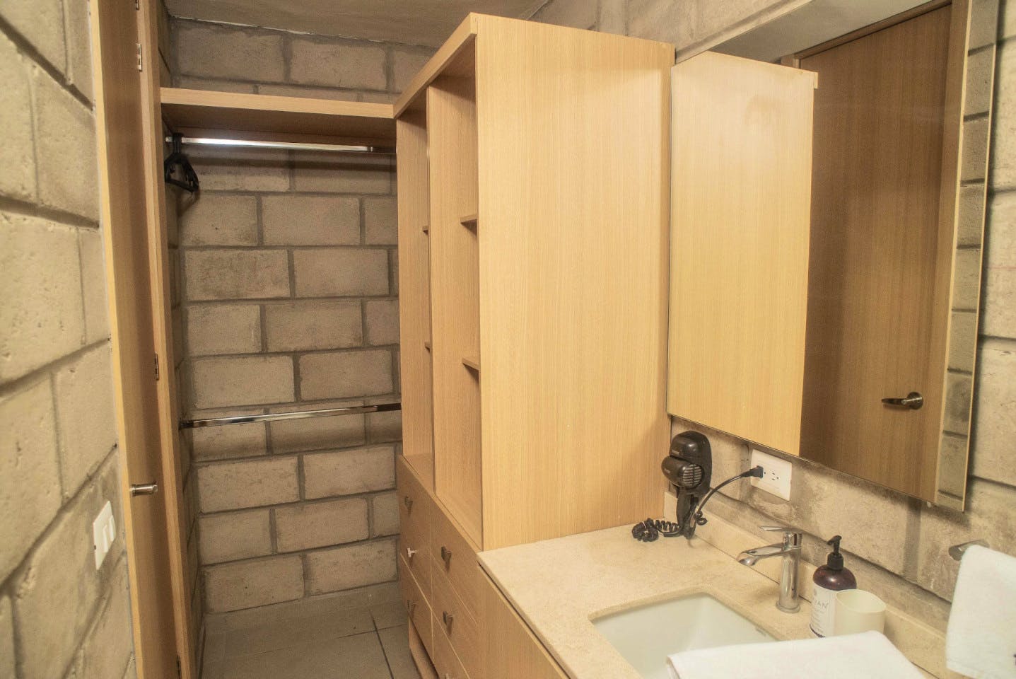 Apartment IV W/ 2 Bedrooms / 1 Bathroom - 10