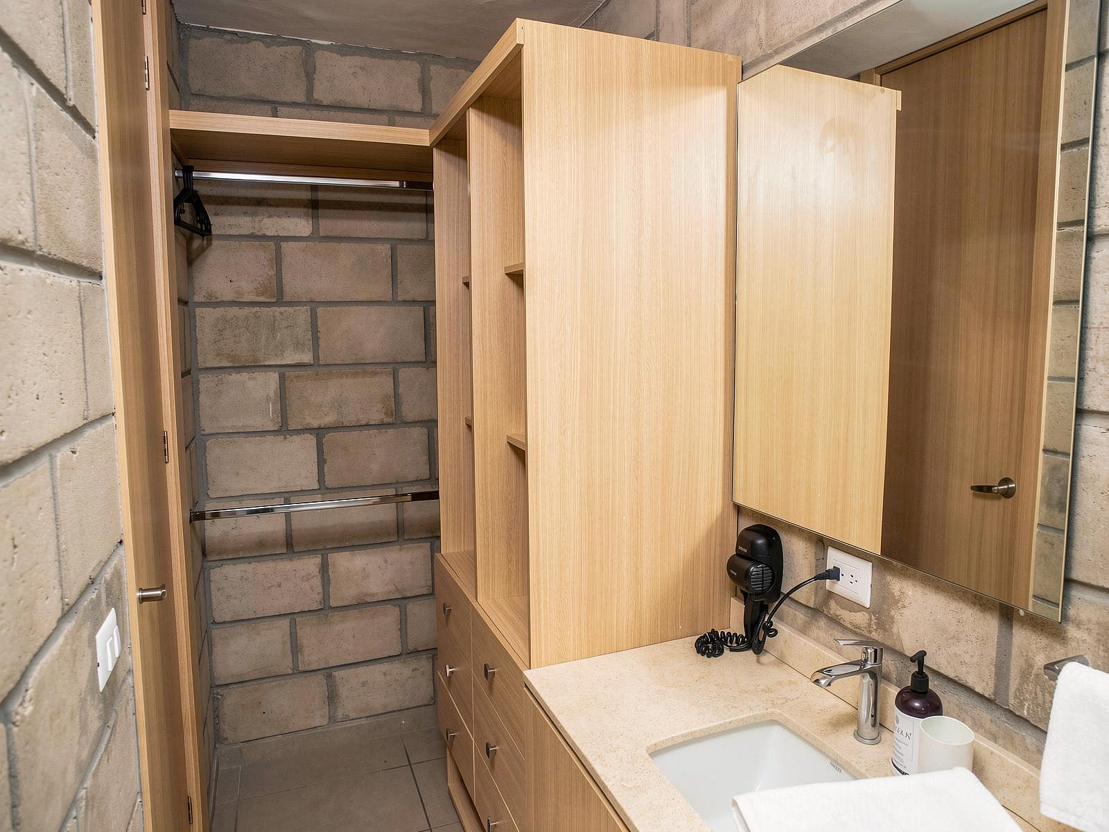 Apartment IV W/ 2 Bedrooms / 1 Bathroom - 50