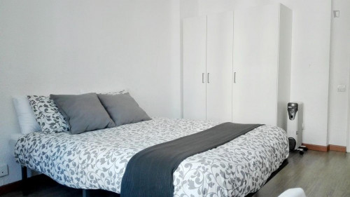 Double bedroom in 8-room apartment right by metro and shopping in Chamberí