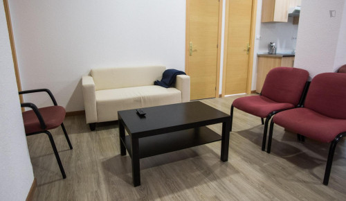 Double bedroom in 8-room apartment right by metro and shopping in Chamberí