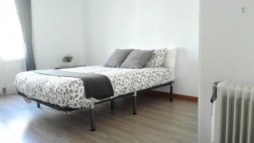 Double bedroom in 8-room apartment right by metro and shopping in Chamberí