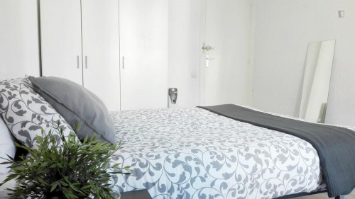 Double bedroom in 8-room apartment right by metro and shopping in Chamberí