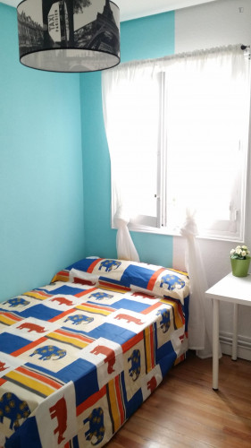 Single bedroom in a 8-bedroom flat, in Trafalgar