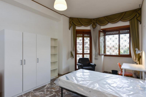 Double bedroom in a five-bedroom flat close to Università Roma Tre