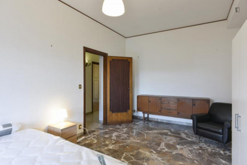 Double bedroom in a five-bedroom flat close to Università Roma Tre