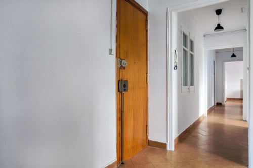 Very nice double bedroom in El Camp de l'Arpa del Clot