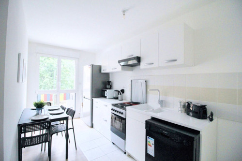 Spacious 4 bedroom apartment located in Clichy