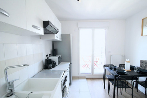 Spacious, bright and new apartment near metro 14