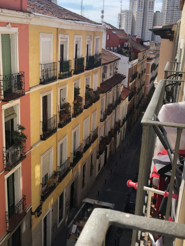 Snug double bed in a 4-bedroom flat in Malasaña