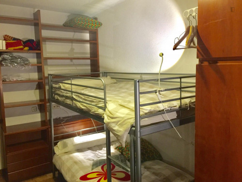 Suitable bunk bedroom in a homely flat, near Universitat Politècnica de Catalunya