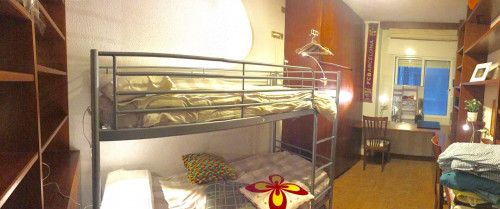 Suitable bunk bedroom in a homely flat, near Universitat Politècnica de Catalunya