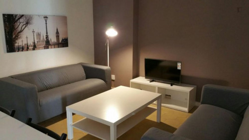 Single bedroom in 8-bedroom apartment