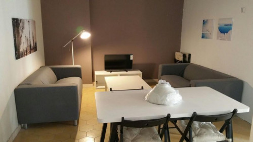 Single bedroom in 8-bedroom apartment