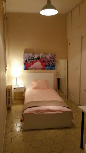Single bedroom in 8-bedroom apartment