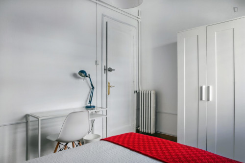 Appealing double bedroom in El Camp de l'Arpa del Clot