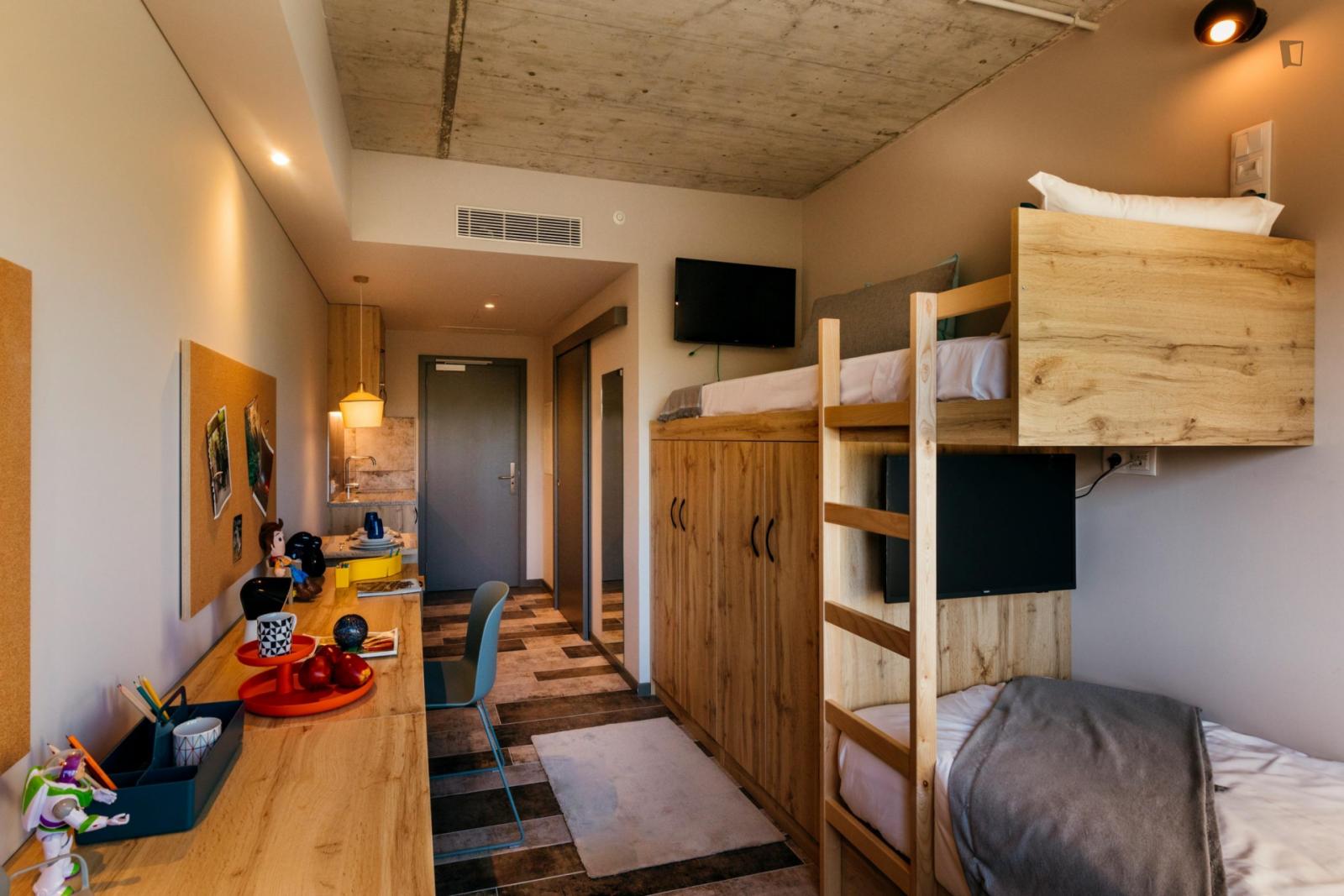  Bed In A Studio, In A Residence In Massarelos  -  Bed in a studio, in a residence in Massarelos  - Gallery -  1