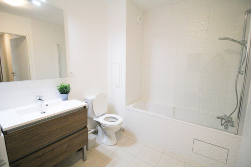 Spacious and bright apartment near metro 14