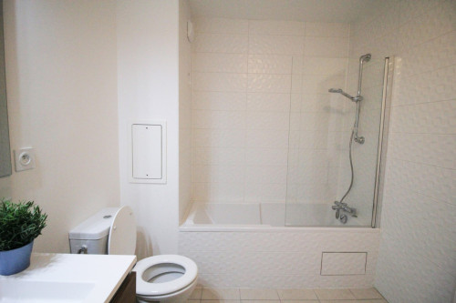 Spacious and bright apartment near metro 14